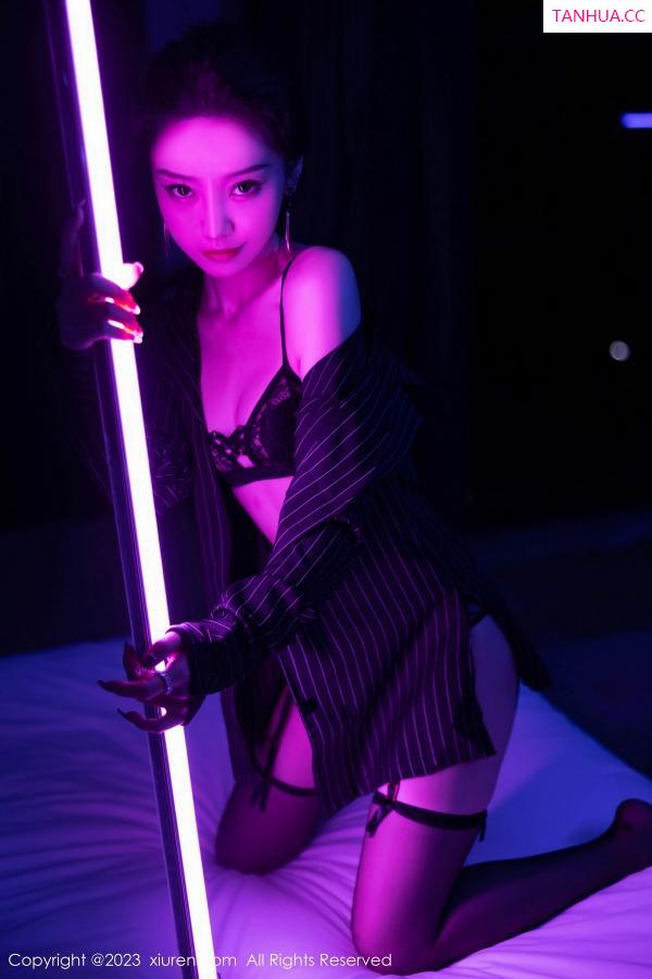   [XiuRen]高清写真图 2023.11.03 No.7611 苏曼兮 黑丝美腿第76张图片